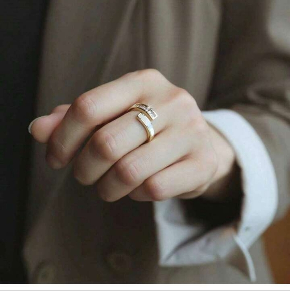 🎉🎉NEW🎉🎉 GORGEOUS!! Adjustable White Enamel And CZ Baguettes Claw Ring - Picture 3 of 16